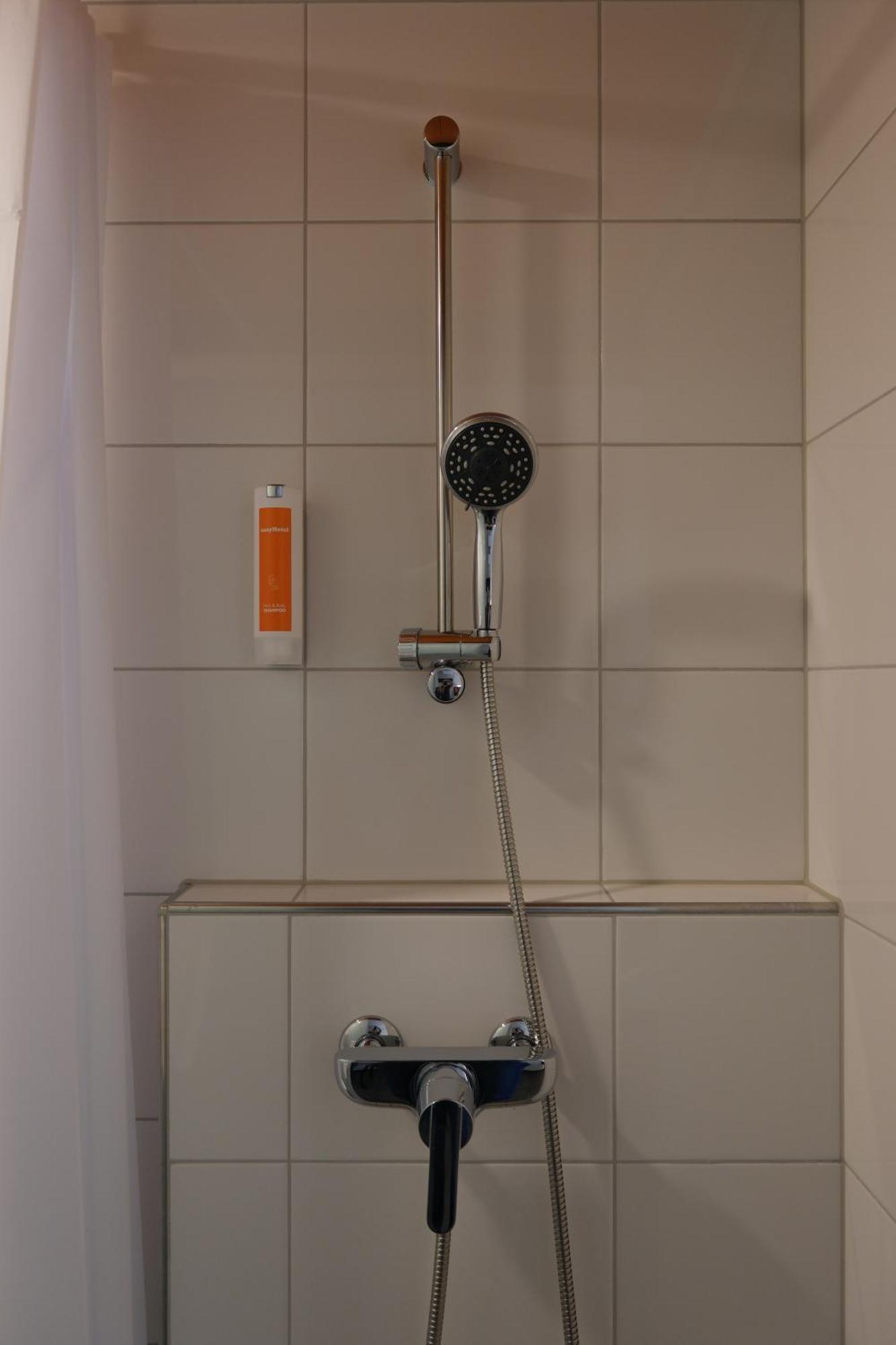 Easyhotel Zuerich Main Station Zurique Quarto foto