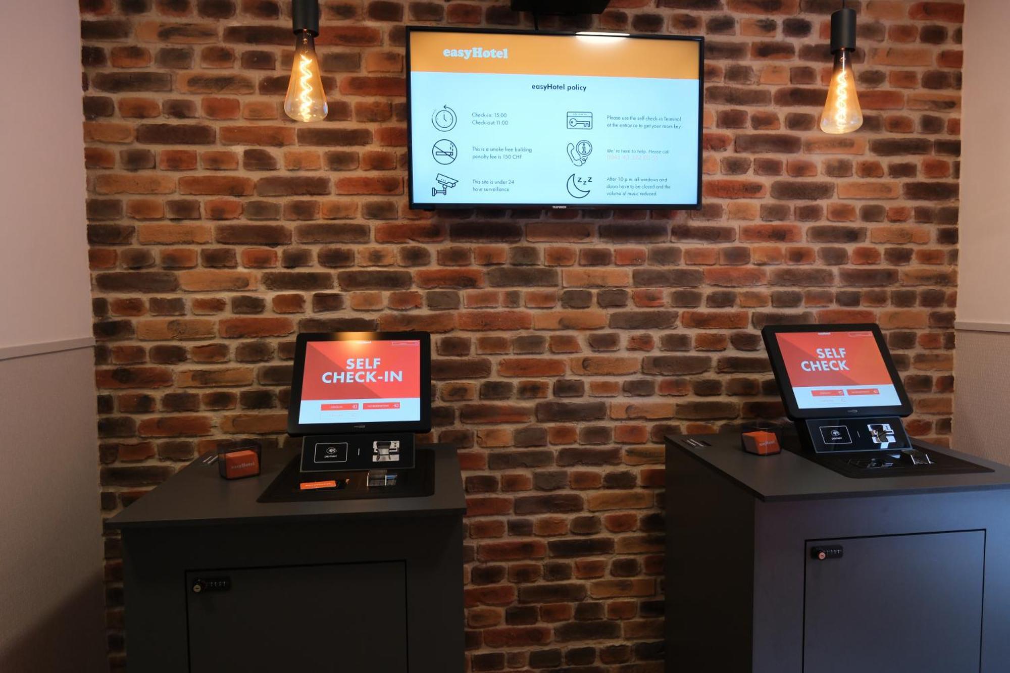 Easyhotel Zuerich Main Station Zurique Exterior foto