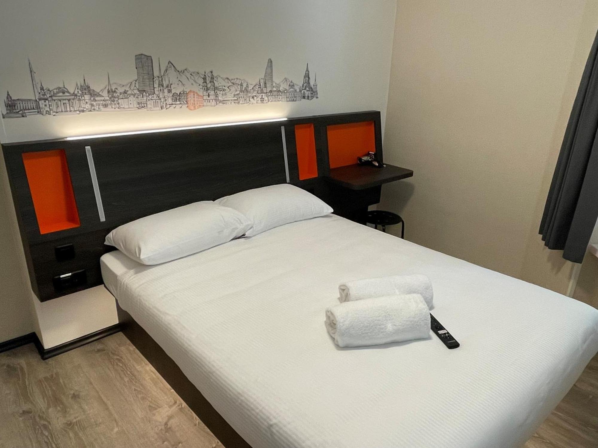 Easyhotel Zuerich Main Station Zurique Exterior foto